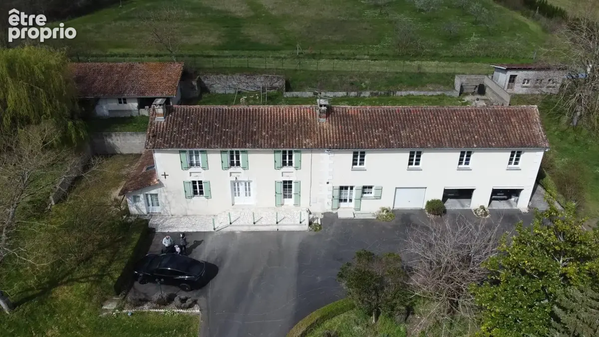 Maison rénové de 4 chambres avec garage pour 3 voitures, dépendances sur 1,3 ha - photo 19