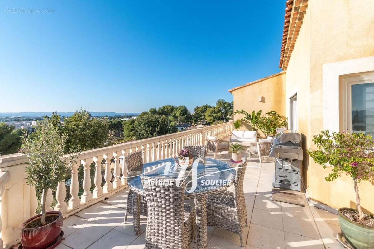 Maison 260 m² à Vitrolles  - photo 4