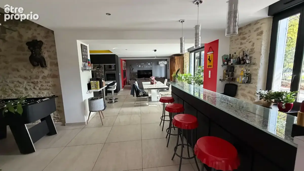 Mas de 273 m² habitable avec piscine et dépendances sur 5810 m² de jardin clos arboré. - photo 2