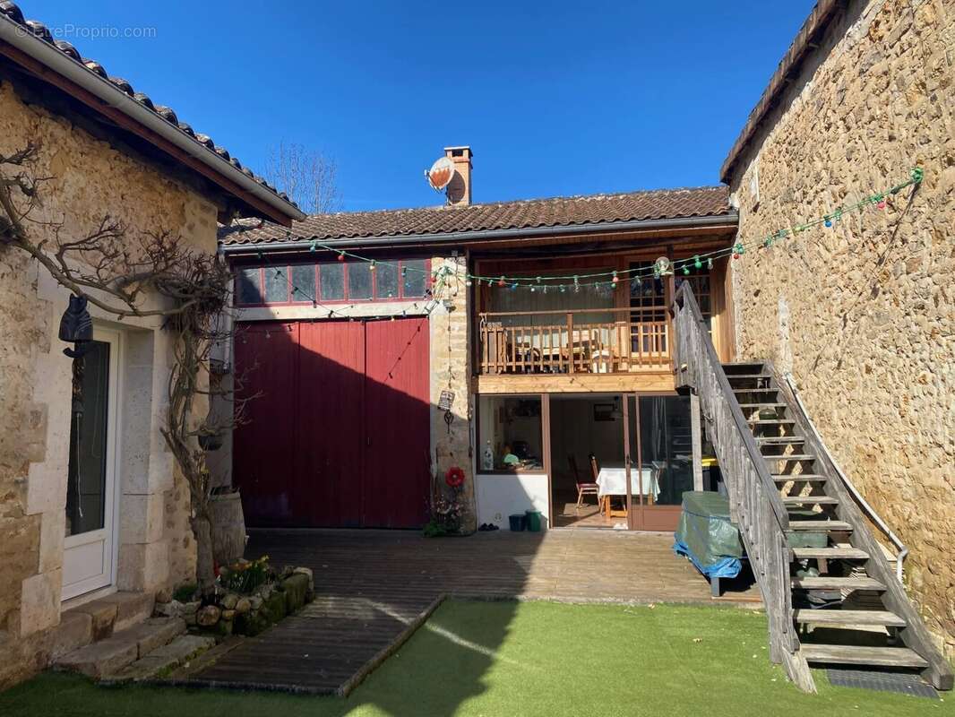 Maison à VITRAC-SAINT-VINCENT