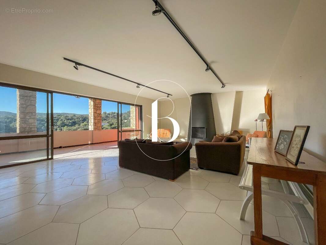 Maison à LA ROQUE-SUR-CEZE