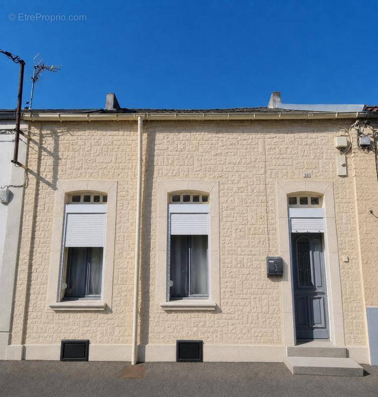 Maison de ville entièrement rénovée, 2 chambres, cour - photo 1