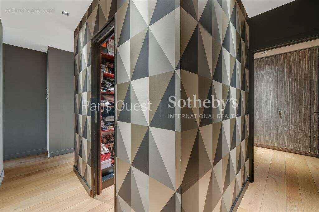 Appartement à PARIS-16E