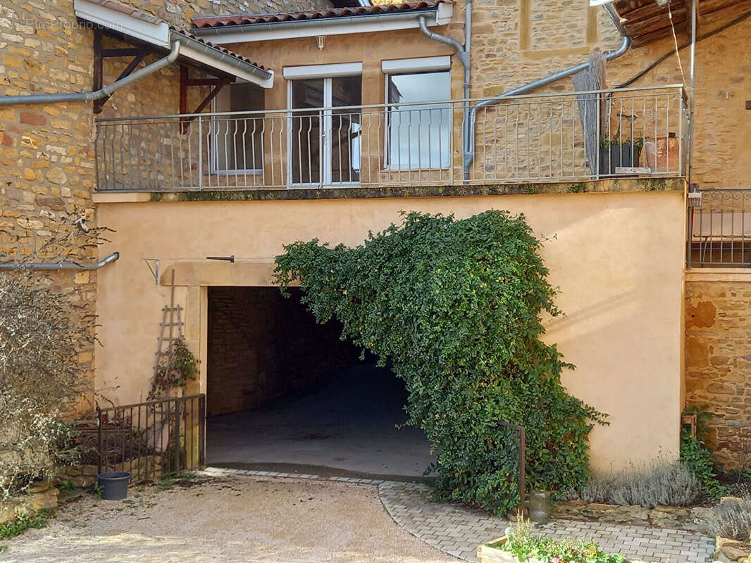 Oingt - Appartement T3 de 75 m² avec terrasse, vue  et garage - photo 8