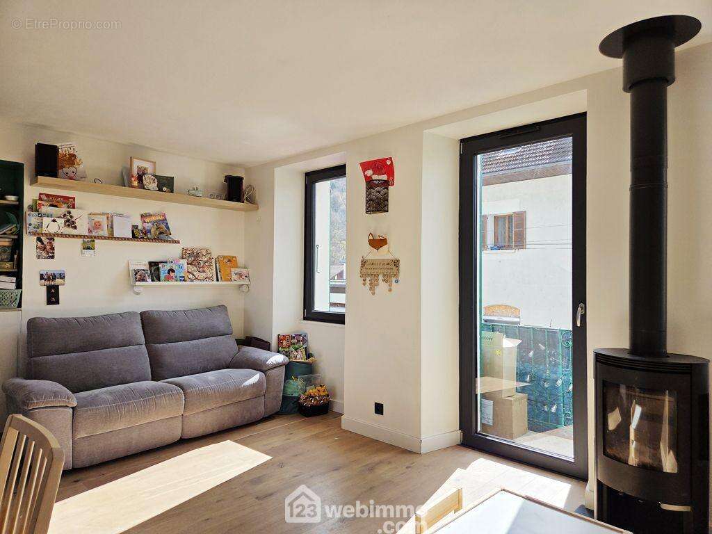 Maison mitoyenne entièrement rénovée de 110m² et son terrain à Grignon. - Maison à GRIGNON