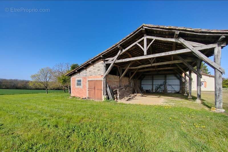 Située à MIRAMONT LATOUR, maison à rénover avec vue panoramique - photo 5