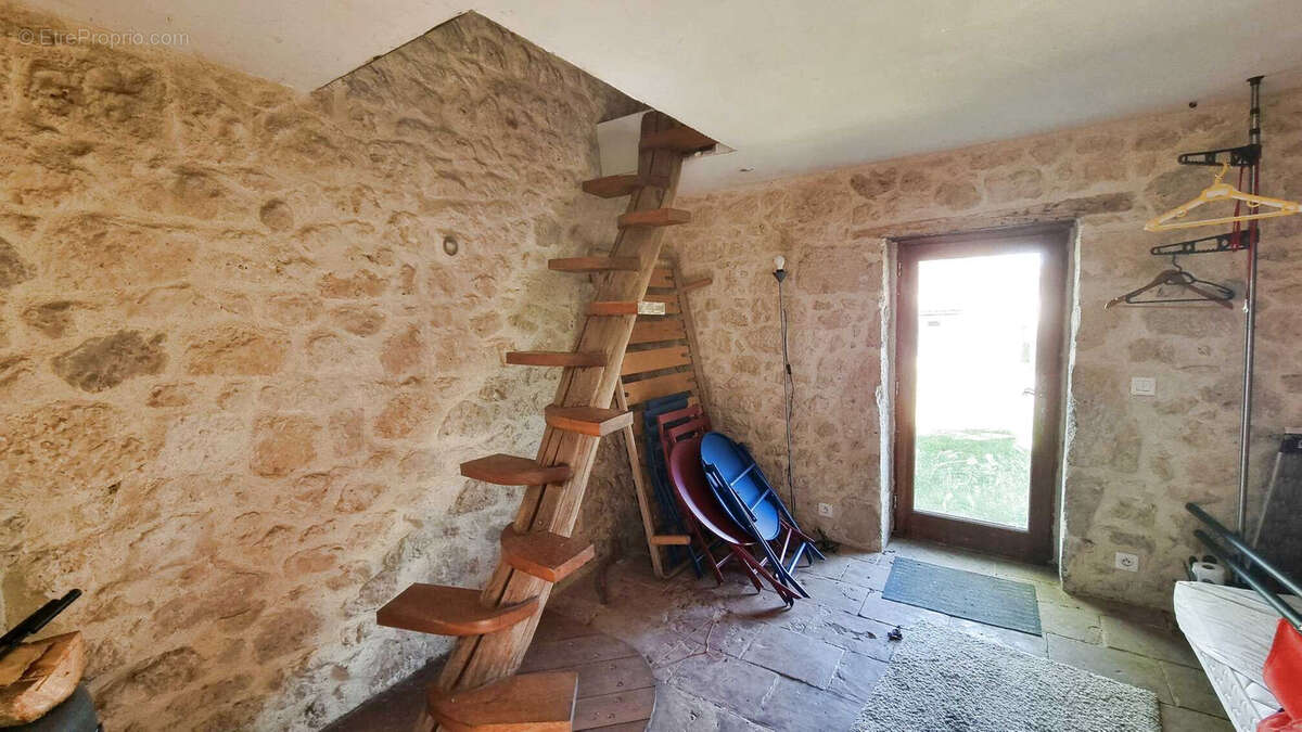 Très beau château datant du XVI ème entièrement rénové au milieu de 50 hectares et ses trois lacs situé dans l - photo 61