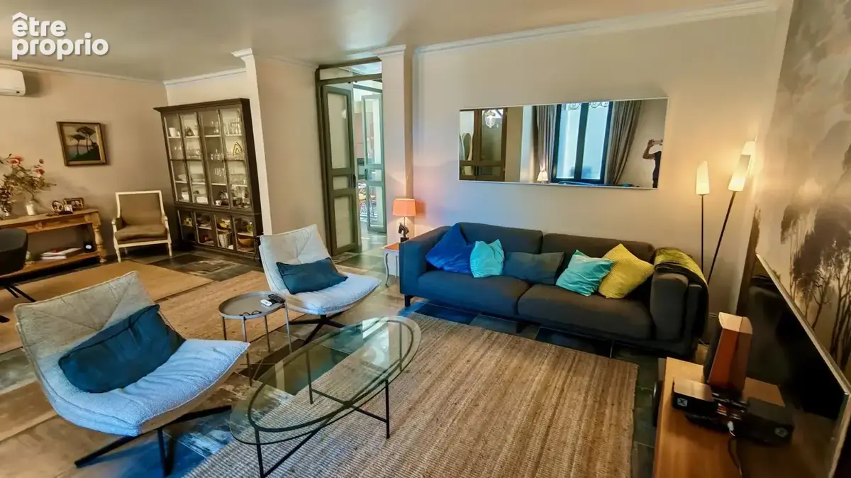 Superbe demeure de caractère de 187 m², rénovée avec des prestations haut de gamme, 5 chambres, patio avec bassin et vaste grang - photo 2