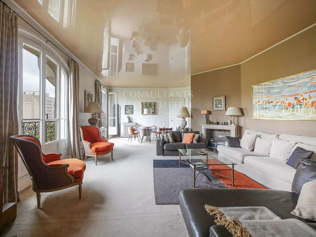 Appartement à PARIS-16E