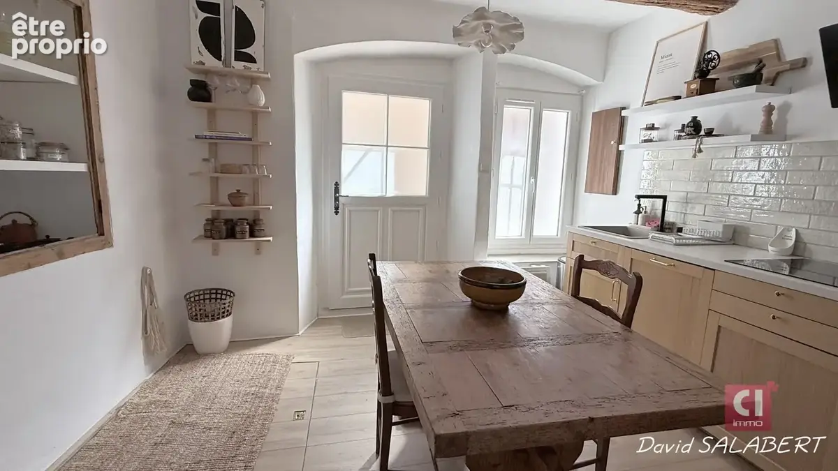 La Roquebrussanne  Maison de village rénovée avec charme, 2 chambres, salon cocooning - photo 3