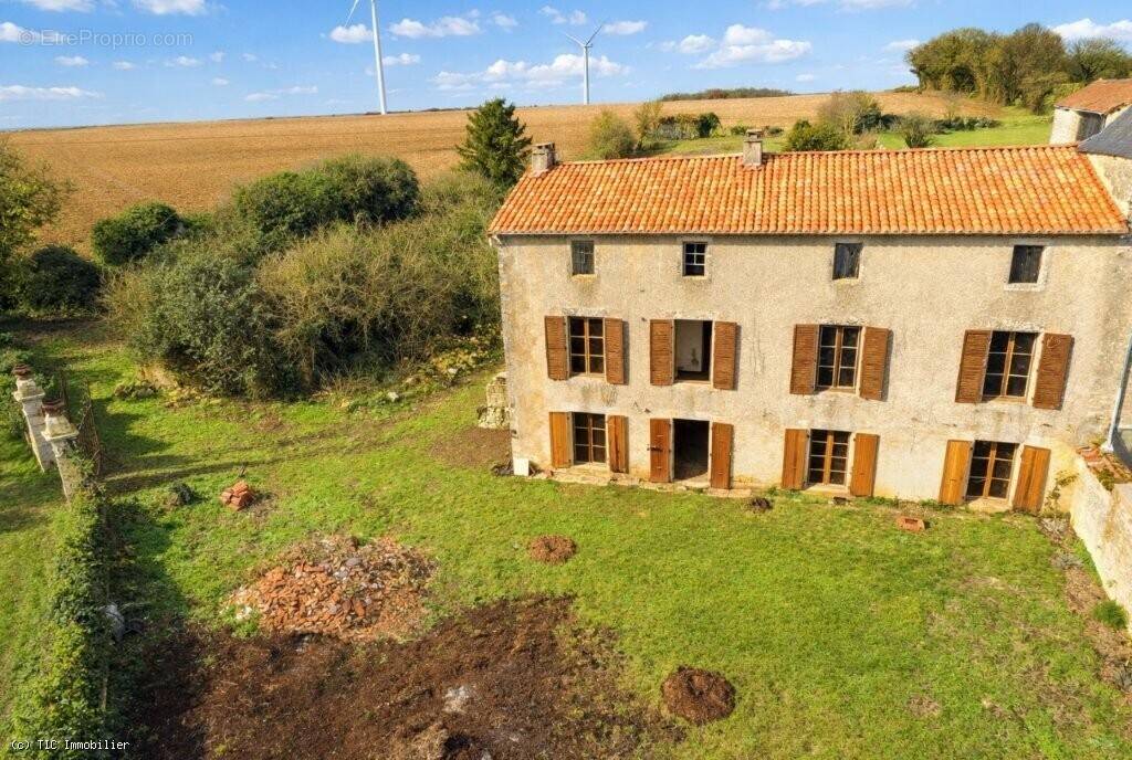 Aile de Vieux Logis du XVI? Siècle à Rénover, Proche de Ruffec - photo 1