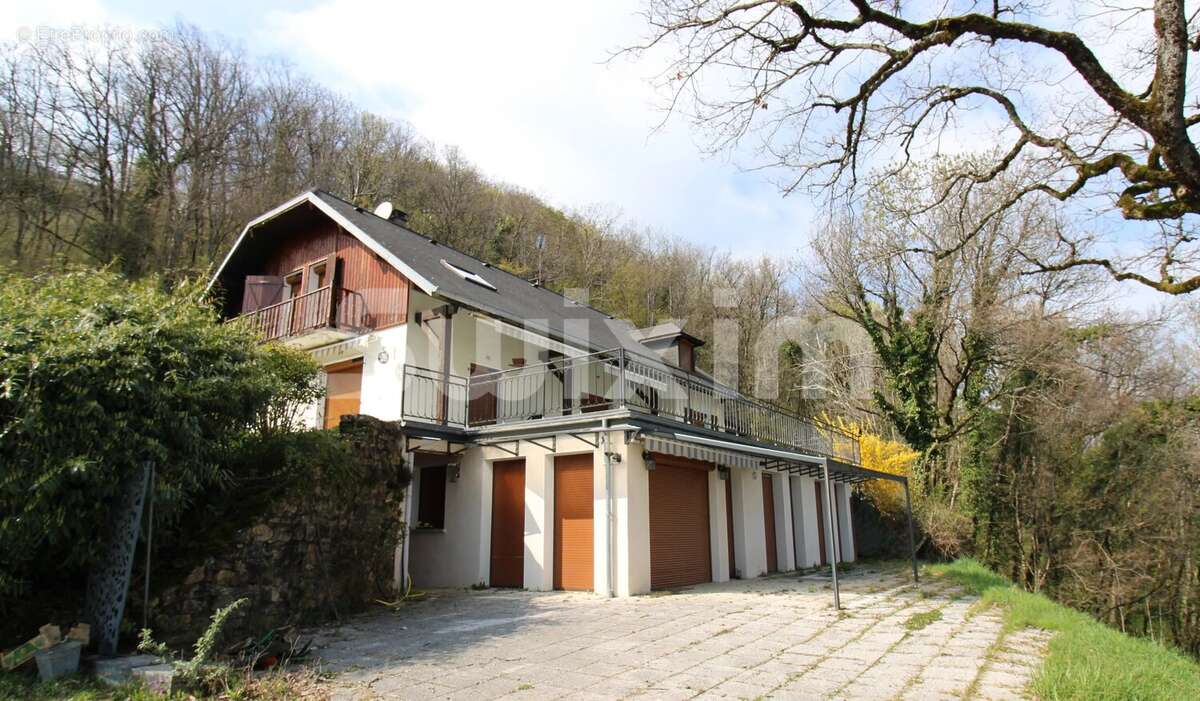 Maison à LA CHAPELLE-DU-MONT-DU-CHAT