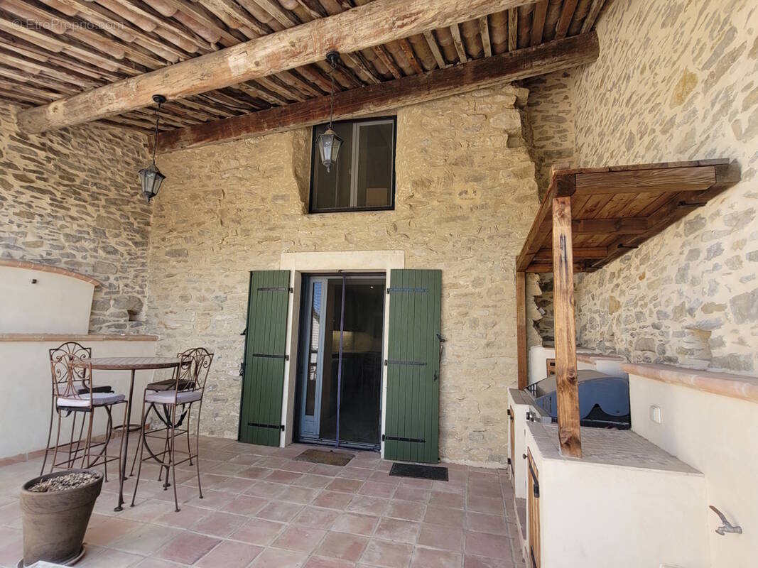 Très jolie maison en pierres de 110 m² habitables avec terrasse  - photo 2