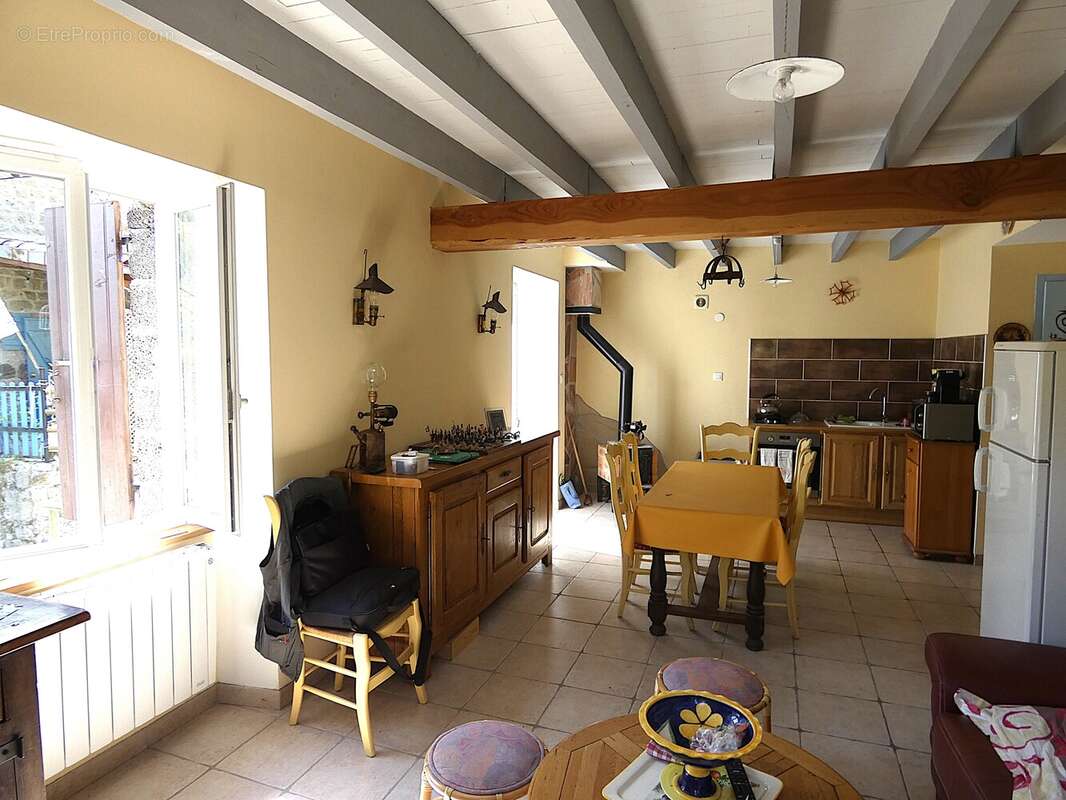 Maison en pierre avec dépendances d'environ 215 m² DORNAS (07) - photo 9