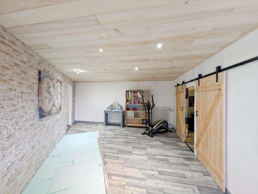 Maison à LES ADJOTS