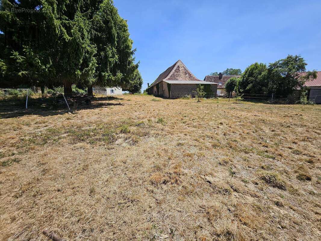 Maison 280 m² à Angoisse  - photo 4
