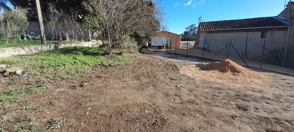 Terrain à CAUMONT-SUR-DURANCE