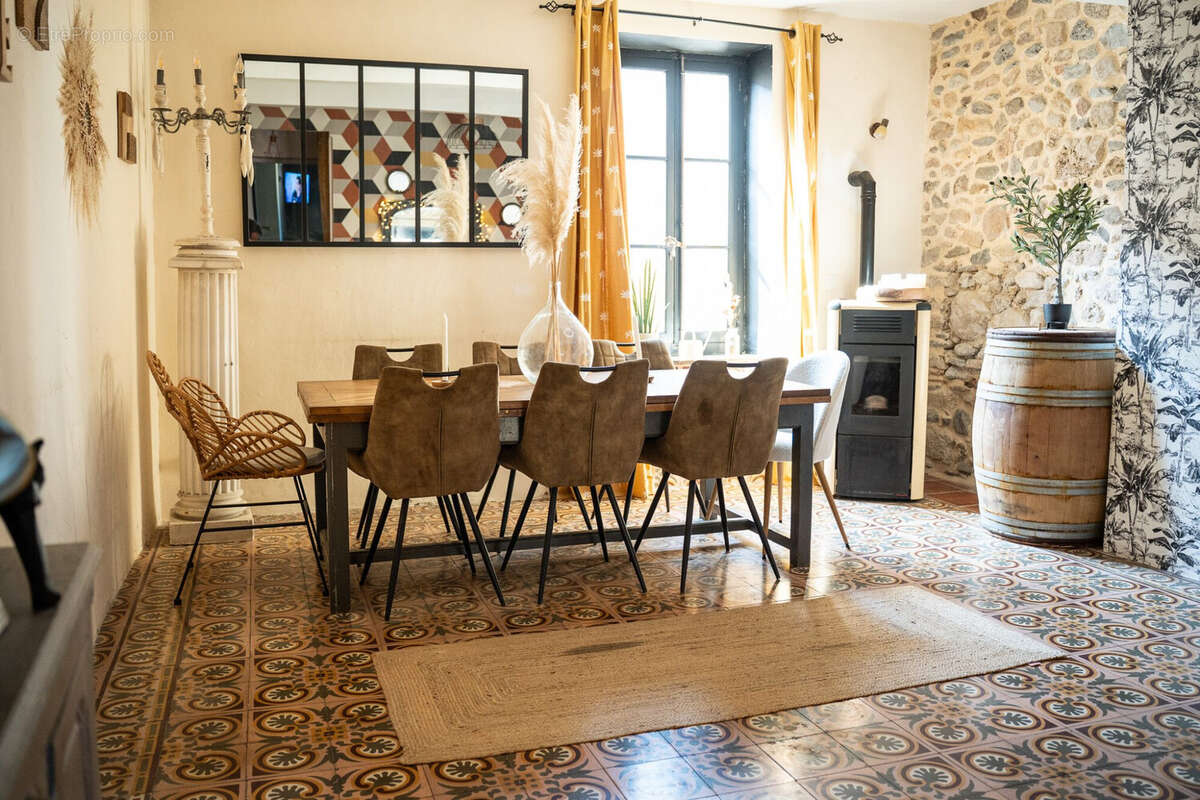 Maison 220 m² à Pouzolles  - photo 2
