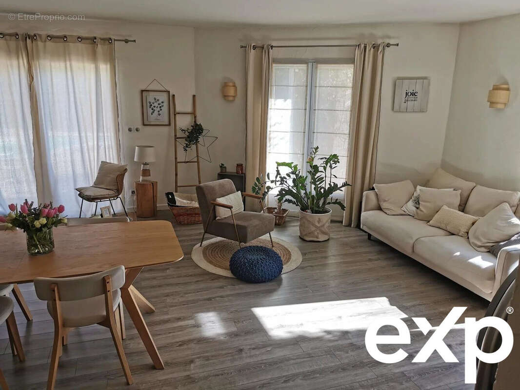 Salon ouvert sur le jardin - Maison à BELLEGARDE