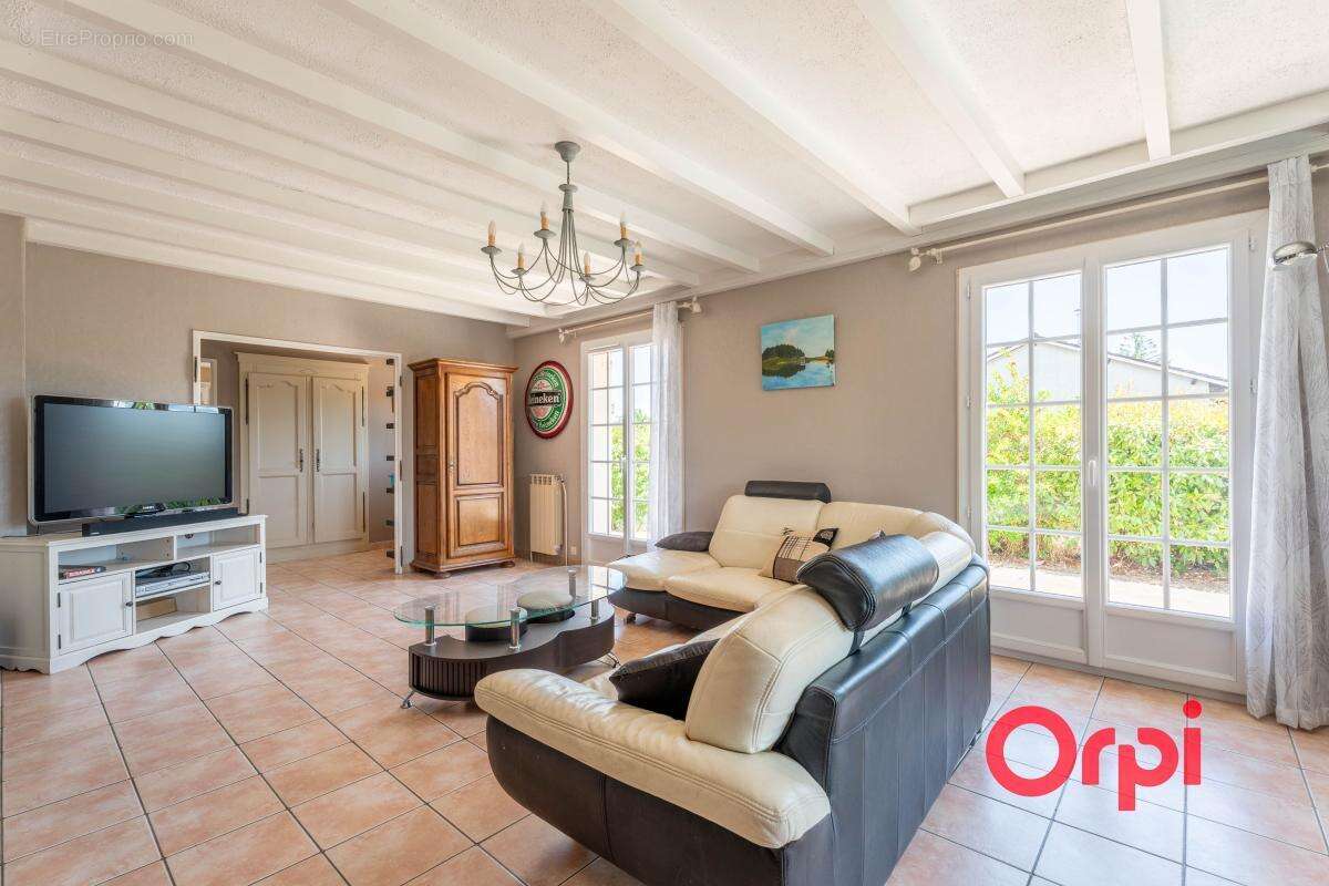 Maison familiale de 131 m² avec piscine, bureau et sous-sol complet - photo 7