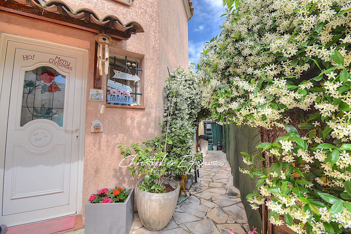 Antibes, villa jumelée de 88m2, terrain de 180m2, garage et parking privé. - photo 5