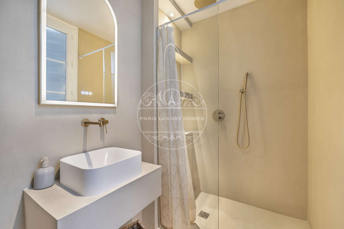 Appartement à PARIS-8E