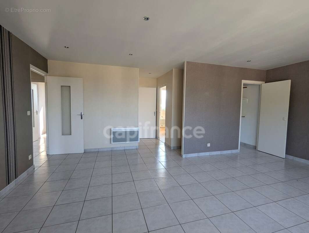 Appartement à vendre 4 pièces TULLINS (38) -  62.79 m² - Dernier étage - 2 chambres- 2 caves et stationnement au bas de l'immeub - photo 4