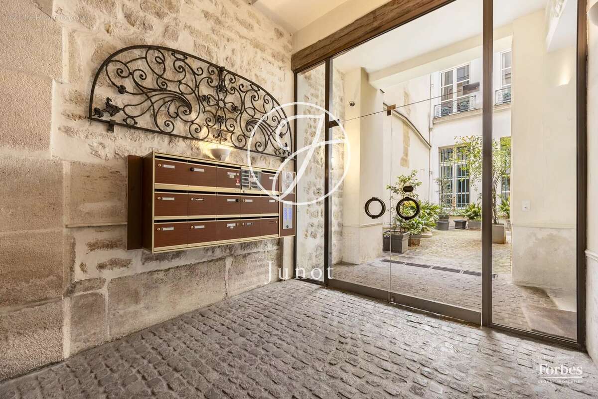 Paris 4e – QUINCAMPOIX – Appartement - 2 pièces  - 34,49m² Carrez - 49,94m² au sol. - photo 7
