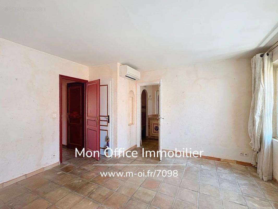 Référence : 7098-les. - maison de maître t7 à rénover au coeur du village de cogolin - photo 9