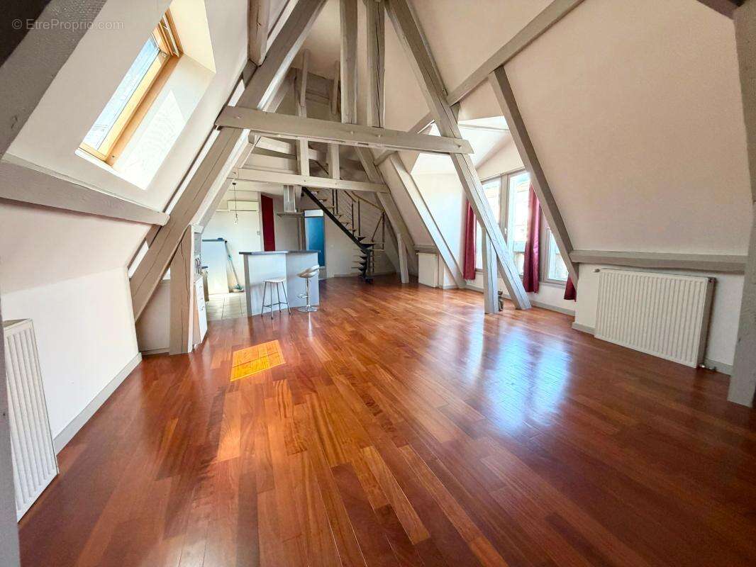 Appartement de caractère – 3 chambres – cave - centre ville - photo 2
