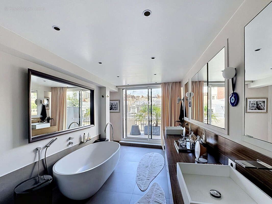 Appartement à PARIS-16E