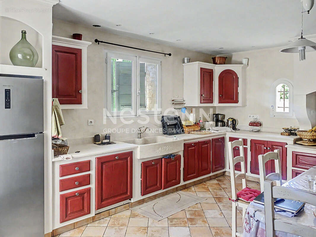 Maison récente de 147 m² avec 3 chambres, garage de 67 m² et terrain de 1 600 m² à Saint-Rémy-de-Provence - photo 2