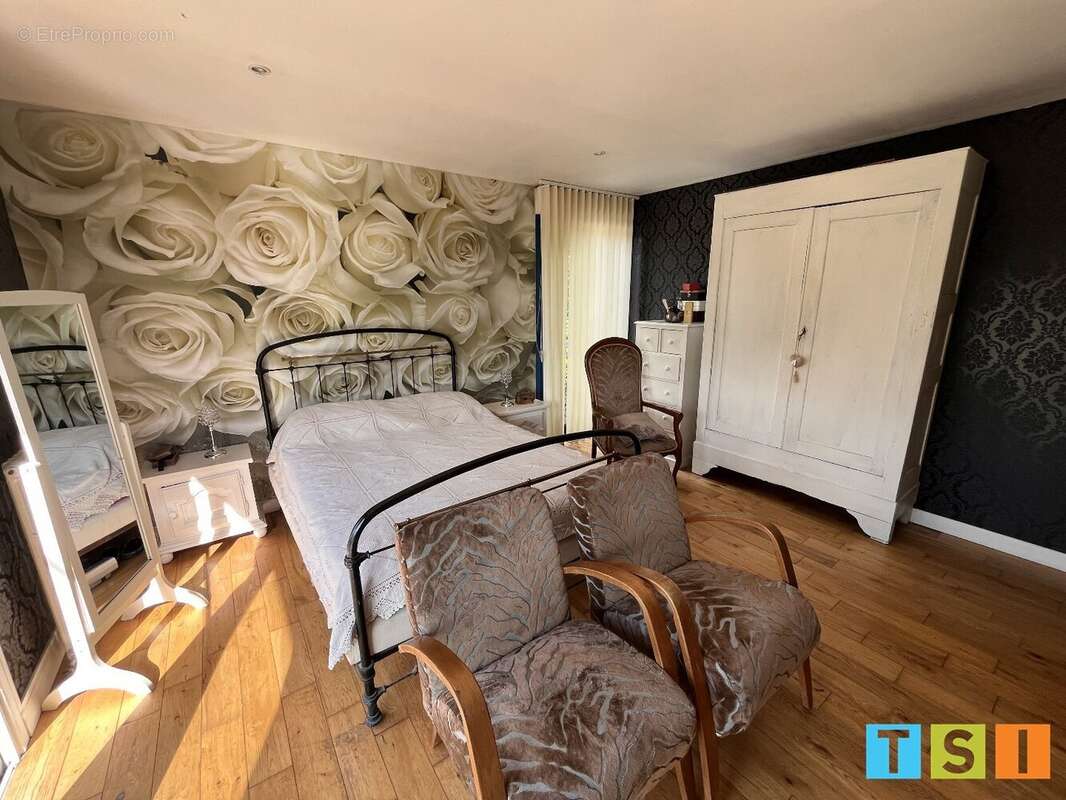 Maison rénovée 151 m²  4 chambres  Terrain 2120 m²  Piscine  Triple garage - photo 10