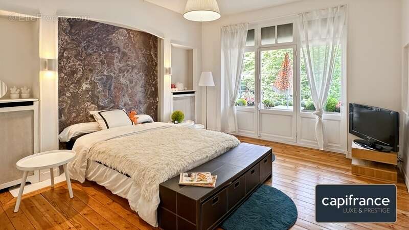 Une demeure de caractère au cœur du Jardin de la Rhonelle — 282 m² d'histoire préservée - photo 13
