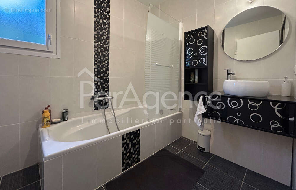 Maison à CHAILLEVETTE