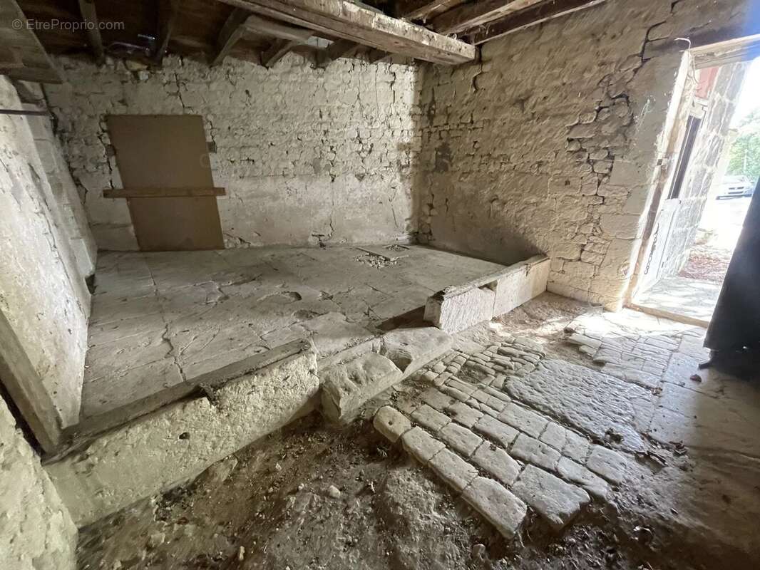 Maison en pierre à rénover entièrement - photo 5
