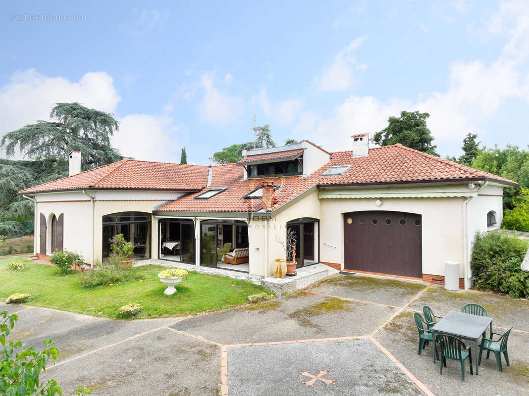 Propriété familiale avec parc arboré de plus de 2 250 m2 - photo 3