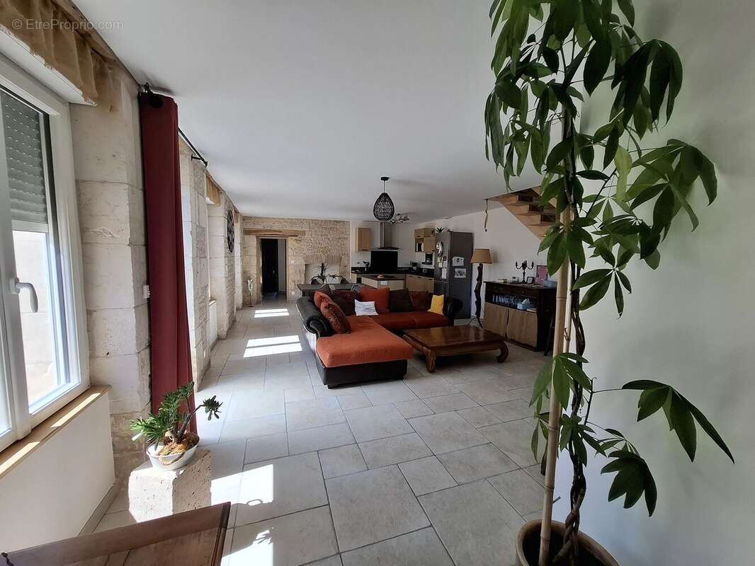 Maison familiale impeccable de 4 à 5 chambres, idéalement située à quelques minutes à pied de toutes les commodités. - photo 5