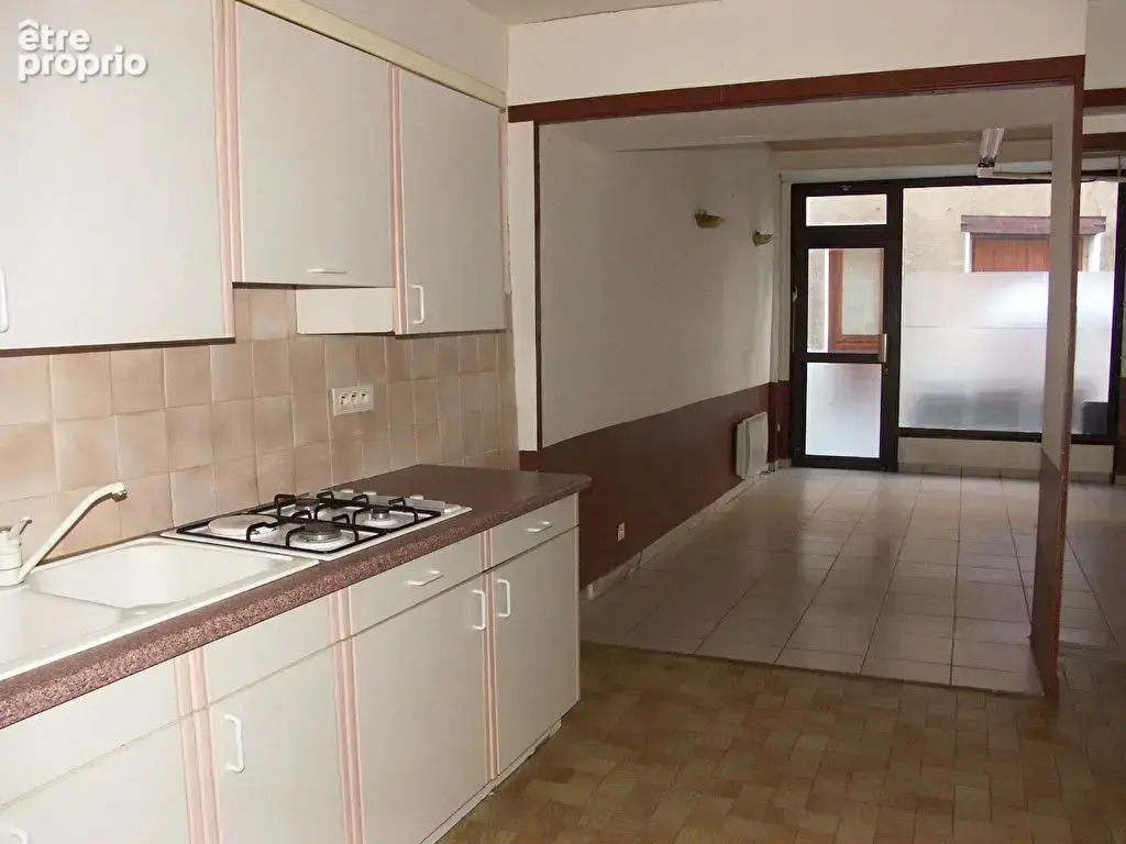 Maison de ville avec cour et dépendances - photo 3