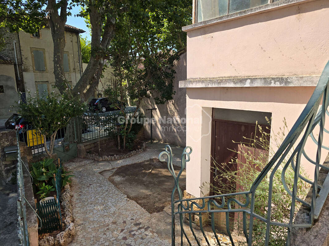 Maison de ville - Potentiel, grands garages et cour - photo 3