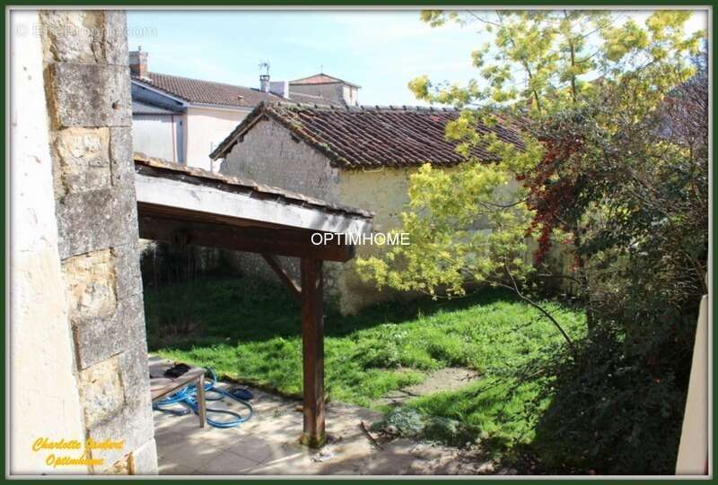 Maison à MONTMOREAU-SAINT-CYBARD