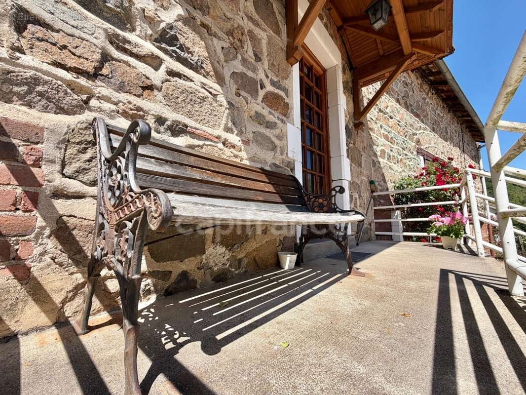 Maison de bourg de 100 m2, 3 chambres, terrain attenant de 371 m2 + 2450 m2 indépendant, 200 m2 de dépendances, caves, fibre opt - photo 14