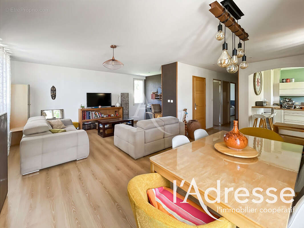 Appartement à CEYRESTE