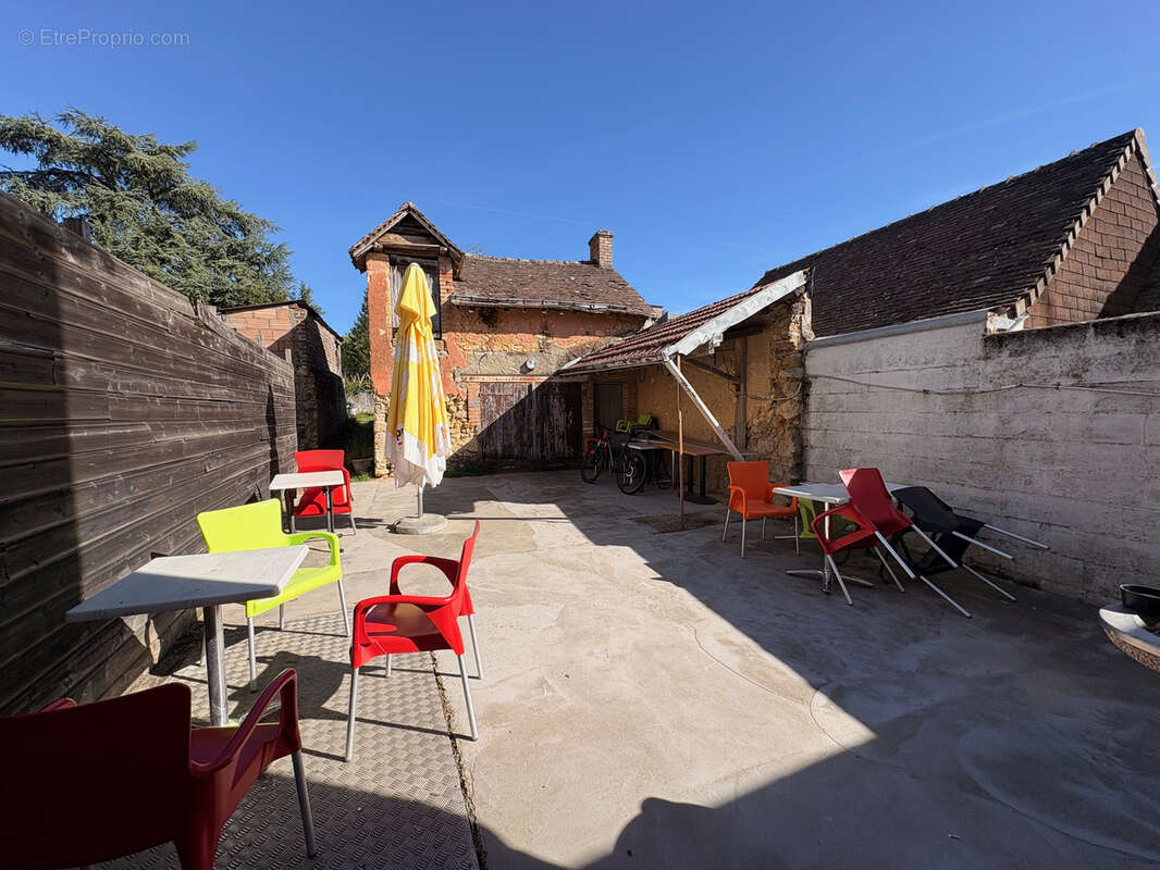 Commerce à LE BREIL-SUR-MERIZE