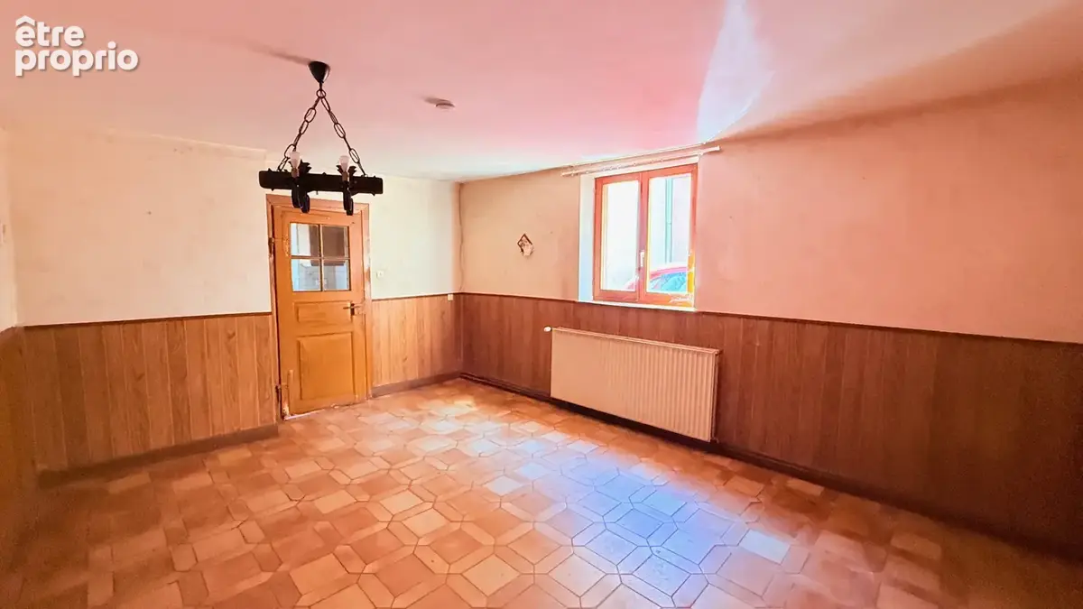 Maison de village à rénover avec cour, dépendance, garage et un beau potentiel au calme - photo 5