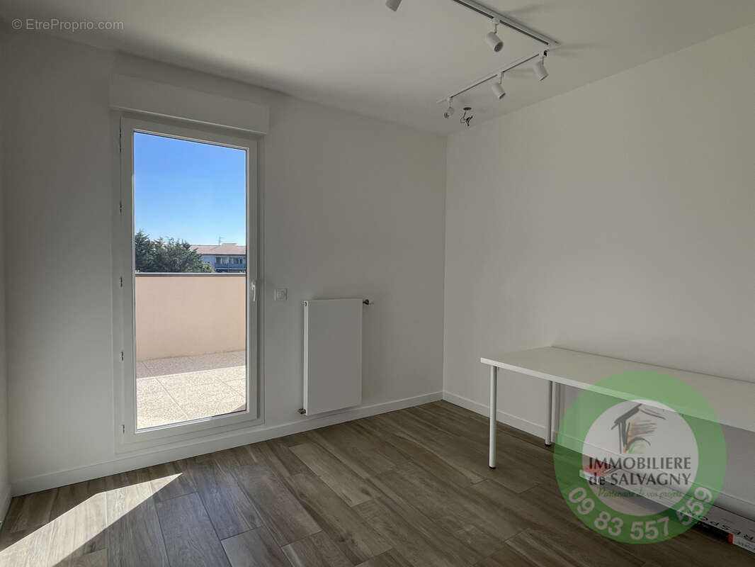 Appartement à LA TOUR-DE-SALVAGNY