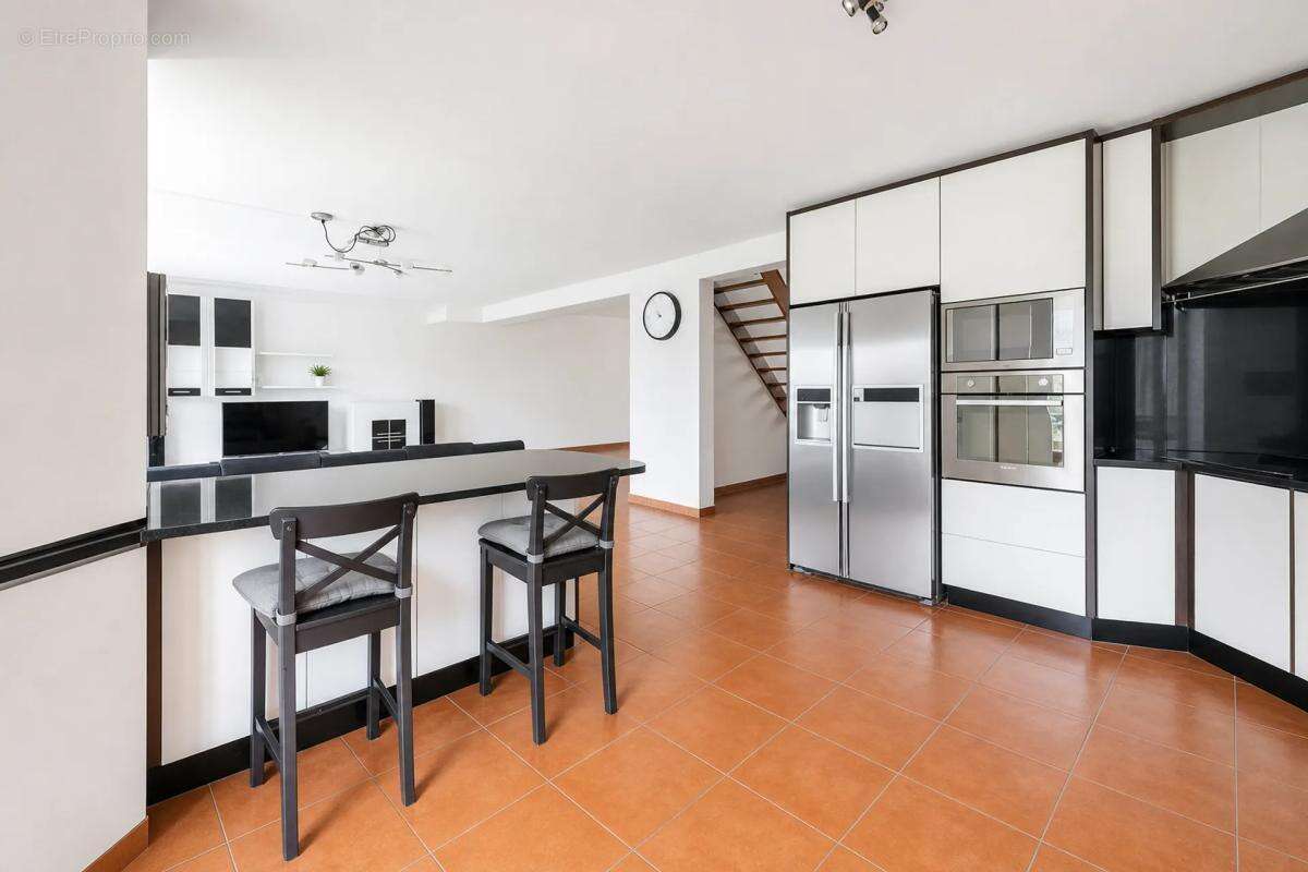 Maison familiale moderne de 200 m² avec jardin spacieux - photo 2