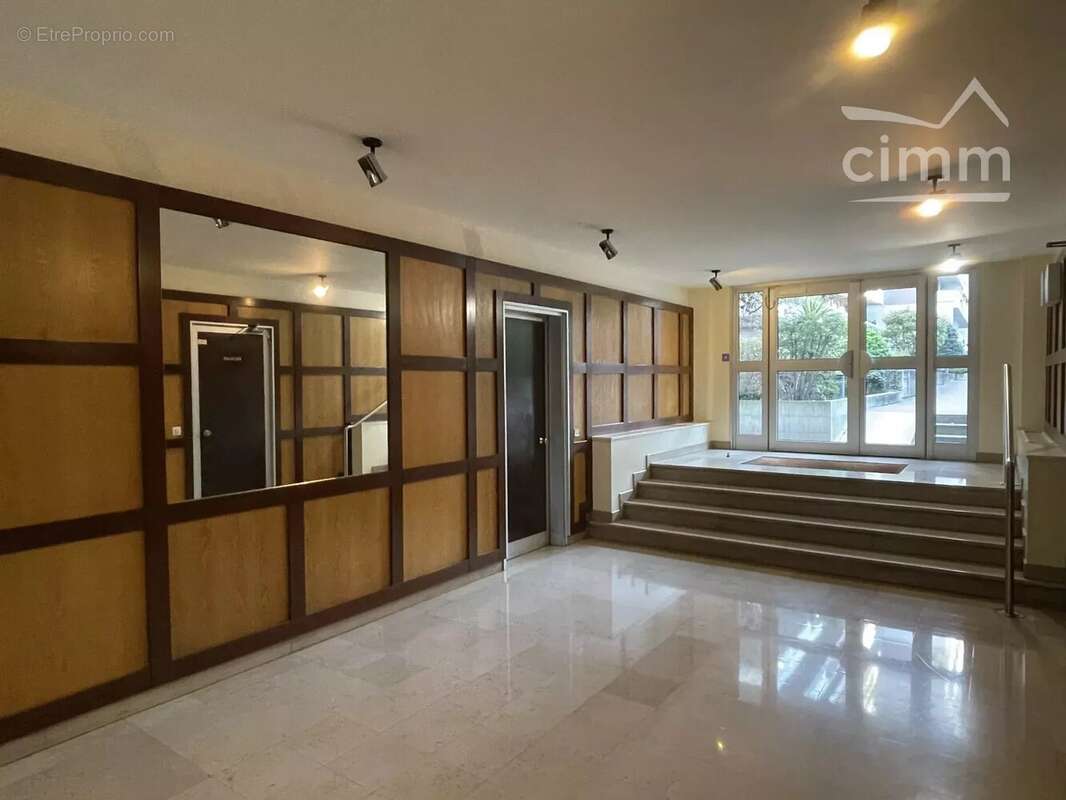 Soleil et vue dégagée pour ce grand studio avec balcon - photo 11
