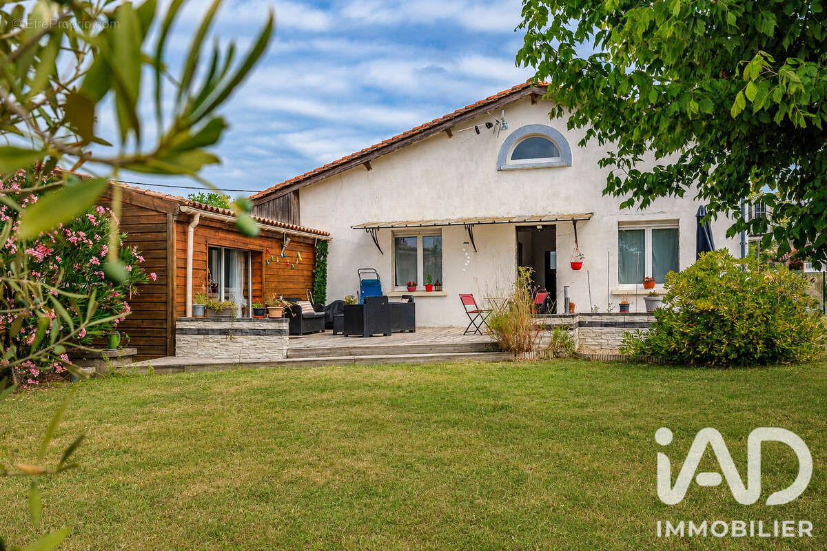 Maison 156 m² à Saint-Sauveur-De-Puynormand  - photo 2