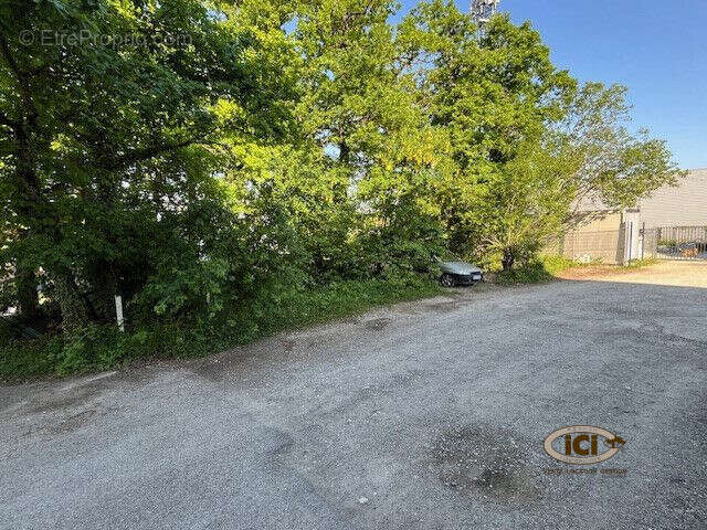 Terrain à VILLE-LA-GRAND